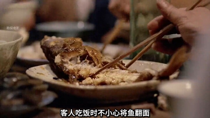 عذاب وحرقة الحياة في تلك الحقبة؛ فقد كانت سمكة واحدة تُمثِّل أمل العائلة بأكملها.