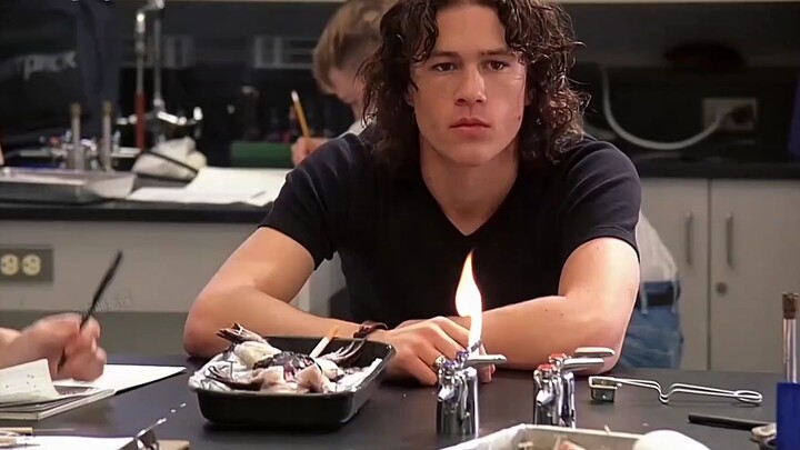 ผู้ชายแค่ใช้ตะเกียงแอลกอฮอล์ทำท่าเท่สักหน่อย ไม่คาดคิดว่าจะถูกนักเรียนไฮโซจอมบังคับจ้องเล่นงาน! ดูหน