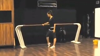 فيديو الإحماء في صالة رقص سونغ تشيان الأثرية، الحركات عالية الصعوبة تأتي بسهولة! لا عجب أنها من خلفي