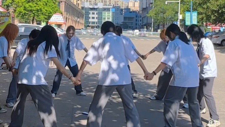 Cuaca bagus untuk berkumpul bersama teman-teman dengan bahagia selamanya