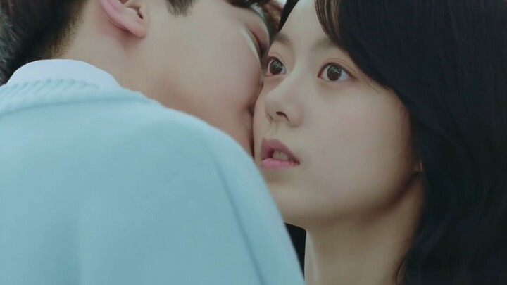 【Super Sweet】The Top Student Suddenly Wants to Kiss Me!