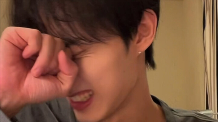 Wen Junhui, who was eating bread, got dragged into a game, lost, and totally embarrassed—haha哈哈哈!