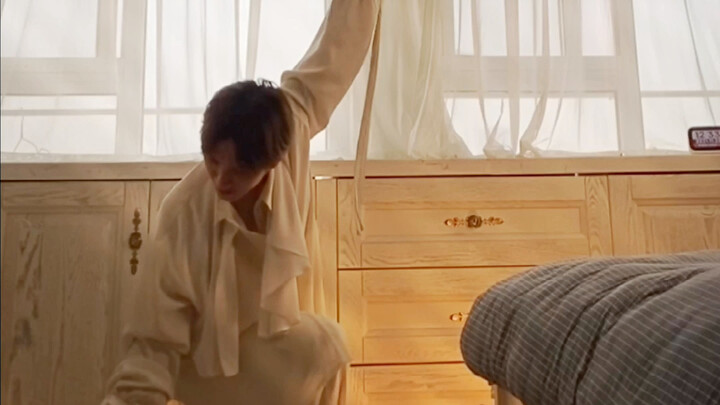 مسرح شينلو، القاعة ممتلئة، القمر في المساء، من يسأل عن العائد؟ ———