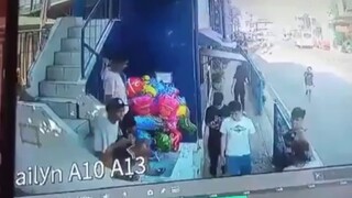 VIRAL: PINAGTRIPAN NG MGA KABATAAN ANG ISANG BALLOON VENDOR SINUNOG AT NALAPNOS