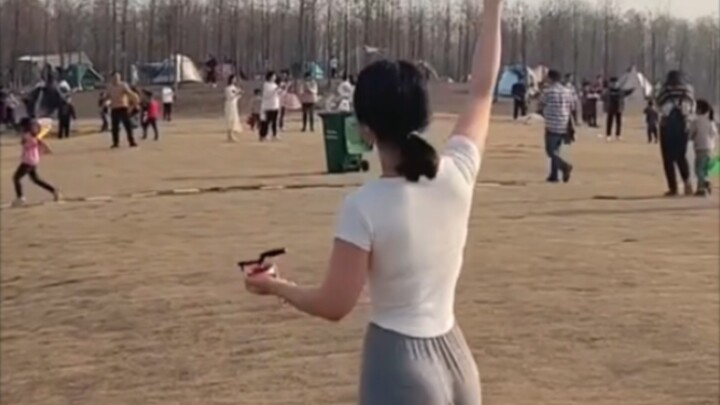 Menemani Bu Wang, si pemilik rumah, keluar untuk bermain layang-layang~ Anginnya sangat kencang!