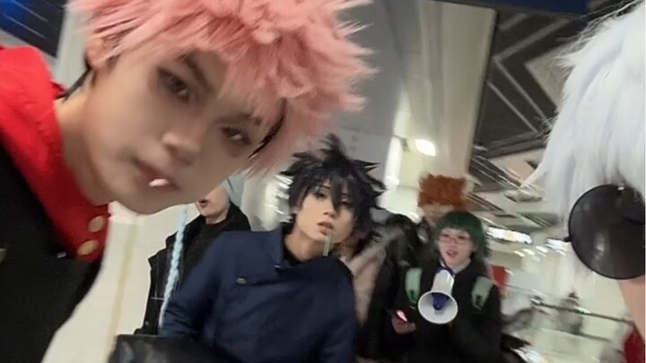 The students of Jujutsu High School are going to eat.