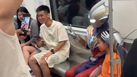 Chụp ảnh cùng cậu bé tin vào ánh sáng trên tàu điện ngầm Ultraman!