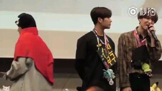 【宜嘉markson】20171227 大邱签售,拿到森尼卡片高兴的扭起来的他哥