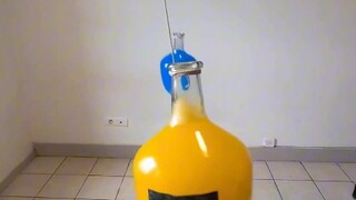 玻璃瓶互撞爆破解压时刻