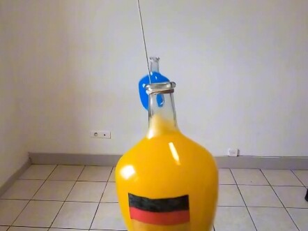 玻璃瓶互撞爆破解压时刻