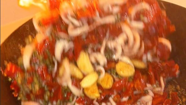 Pour the squid in~~~ Stir-fry！！！！！