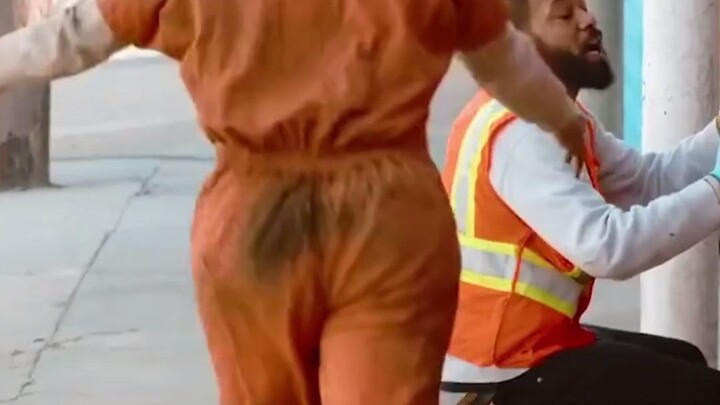 Passersby's genuine reactions upon seeing a prisoner escape...