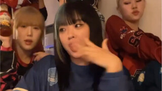 [BEBE] تحدي الفلفل الحار الخاص بـ Sowoen، العضوة الأصغر في Bebe، أشاد به Lee Youngji ووصفه بأنه لطيف