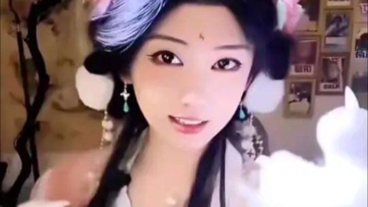 Ancient-style little fox—how could anyone resist such a lively blend of Hanfu elements!