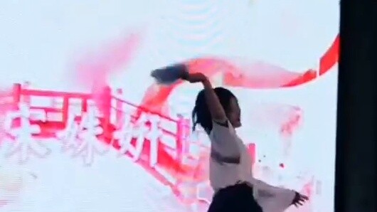 The fan broke 2 seconds after he came on stage [Ji Ming Yue] (Who is still dancing in 2024?