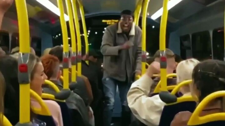 หนุ่มผิวดำประกาศข่าวดีต่อหน้าสาธารณชน | นี่เป็นเรื่องราวที่ผสมผสานทั้งความสุขและความเศร้า~