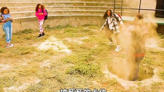这是一处被军方废弃的导弹发射井，而女孩们竟肆无忌惮地在上边跑来跑去，母亲刚提醒她们要小心