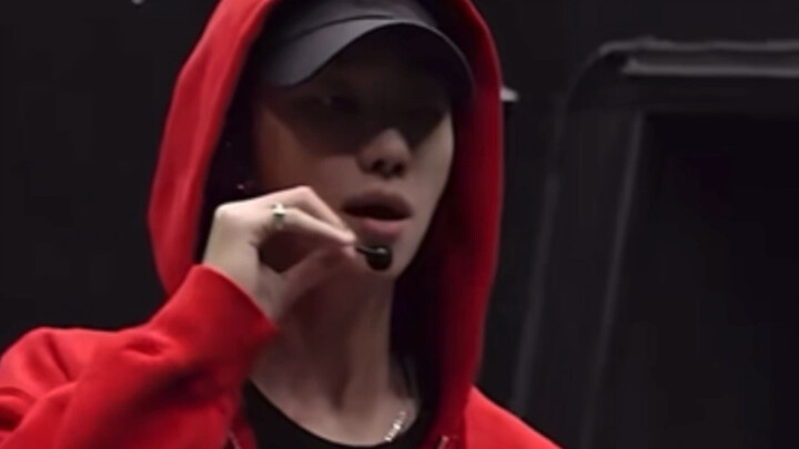 Minghao mempelajari gerakan back 2 back dalam waktu 4 jam di ruang latihan!