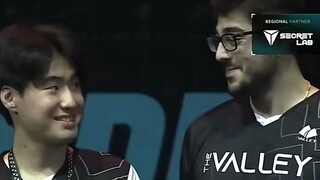 التفاهم بين الرجال يكسر حاجز اللغة.