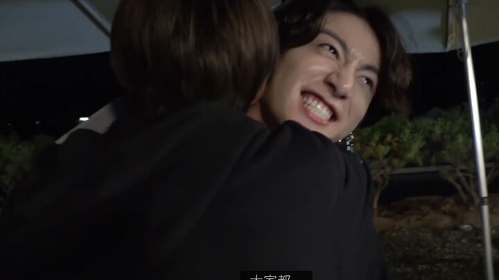 [BTS] Jungkook—Taehyung memeluk Jimin sambil meminta maaf; Jungkook mengomel di mulut tapi tetap ser
