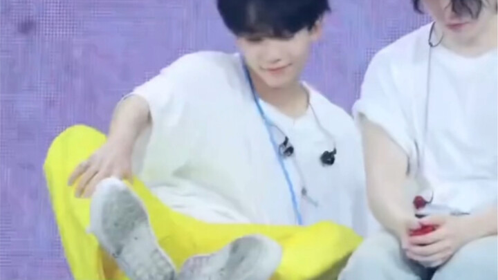 ما الذي يدور في خلد جيونج جيون؟ هو ببساطة يريد أن يقدّم لك كل ما يملك كهدية!