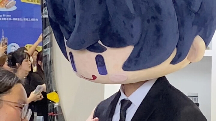 هنا لاحظوا! مكياج الآنسة لامس ملابسها عن طريق الخطأ، فجاء الموظفون لمسحه، لكن شياو لو قال إنه لا داع