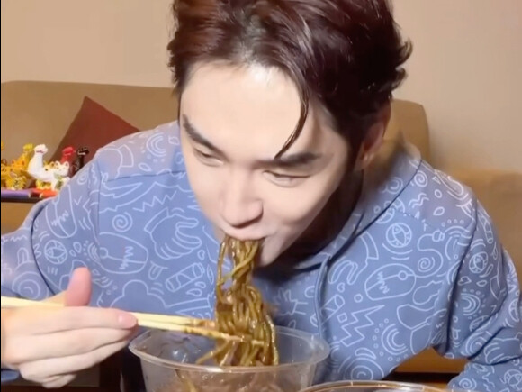 คนที่ไม่เคยเห็นฉันแสดงละคร ก็พูดกันจริงๆ ว่าการไลฟ์กินของฉันน่าดูมาก