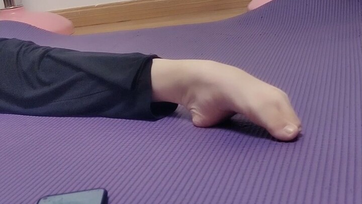 Tekan punggung kaki selama satu menit