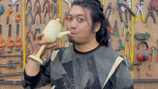 صنعت إبريق كأس خشبيًا ذا قاعدة عالية.