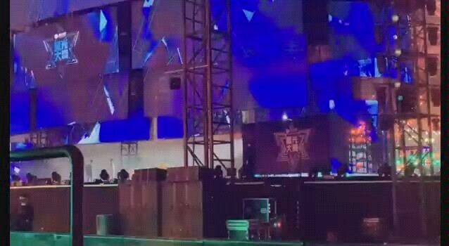 شوه جان ووانغ يي بو يذهبان معًا جنبًا إلى جنب إلى غرفة الراحة، وحراس دي دي الخاصون يضيئون لهم درجات 