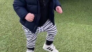 เด็กชายวัย 1 ขวบที่เป็นโรค "กลุ่มอาการผมแปรงยาก" ดูเหมือนดอกแดนดิไลออนที่กำลังเดินอยู่