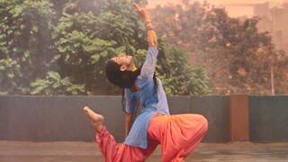 雨中狂舞：活力四射的印度女星Sai Pallavi