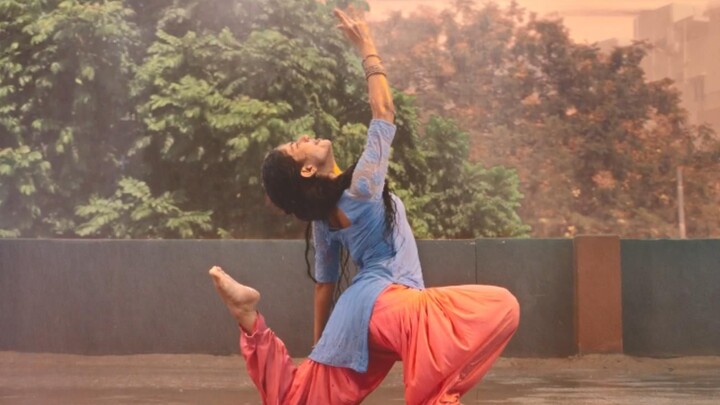 Nhảy múa cuồng nhiệt dưới mưa: Sao nữ Ấn Độ tràn đầy sức sống Sai Pallavi