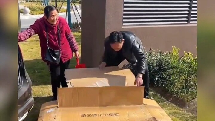 Dù ngoài kia có oai phong đến đâu, về nhà cũng phải ngoan ngoãn nghe lời: Ông chủ lớn cùng mẹ nhặt g