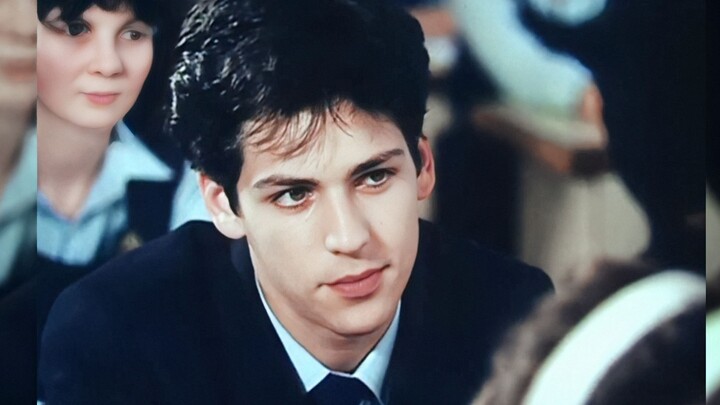 Film cinta kampus terbaik dalam sejarah sinema Rumania—gantengnya si pria dan cantiknya si wanita bi