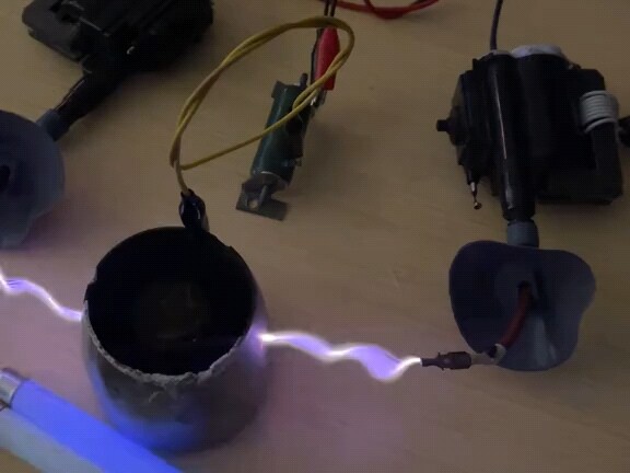“Memutar musik melalui plasma bertekanan tinggi!”