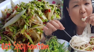 กินส้มตำกระถินริมรั้วที่บ้านช้านเอง(แบบลูกทุ่งๆ) Eat spicy papaya salad, at my home