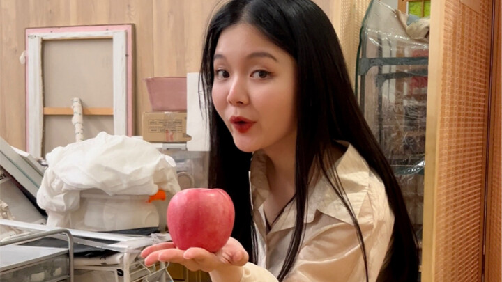 20 art academy students draw an apple