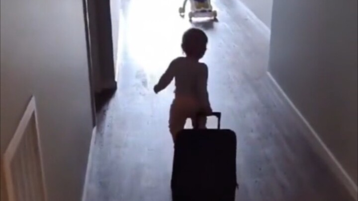 เด็กน้อยน่ารักหนีออกจากบ้าน บอกจะไปก็ไปเลย...