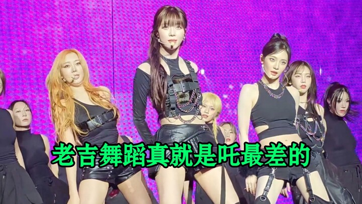 Người ta gật đầu nghiêng sang bên, còn Giselle thì như gà con mổ thóc.