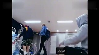 Tarian solo Kim Taehyung adalah sesuatu yang wajib dimiliki, dan saya akan mengeluarkannya dan menon