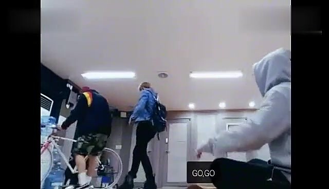 การเต้นเดี่ยวของคิมแทฮยองเป็นสิ่งที่ต้องมี และฉันจะเอามันออกมาดูเมื่อฉันคิดถึงเขา