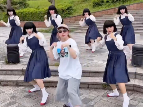 马上周末了，睡不着，起来发疯！