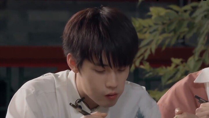 นี่ใช่มั้ยที่ดาราทุกคนกินกัน? เชิญชมรายการกินเวอร์ชั่นคนดัง! - -