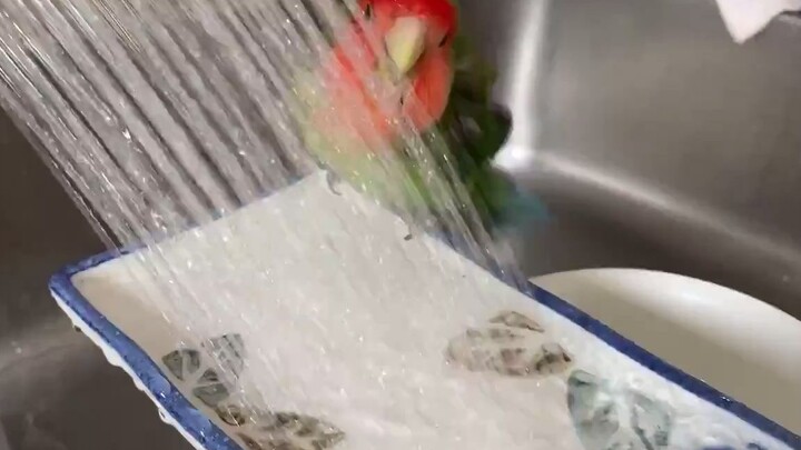 Getting water all over your face 🦜