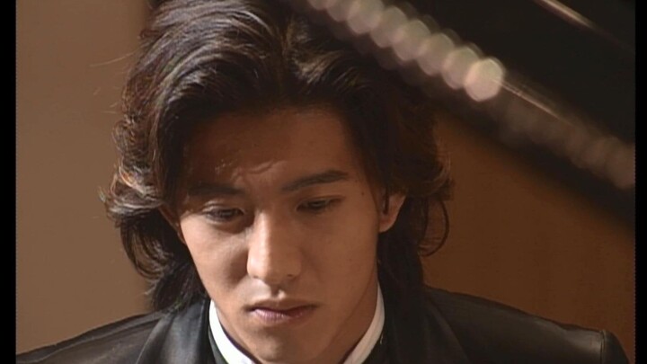 Takuya Kimura plays the role of a 24-year-old pianist and a 30-year-old outdated female model in the