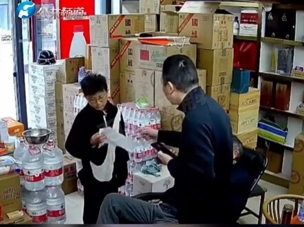 Mom had an emergency, so the boy went into a store to borrow money for a competition. The next day, 