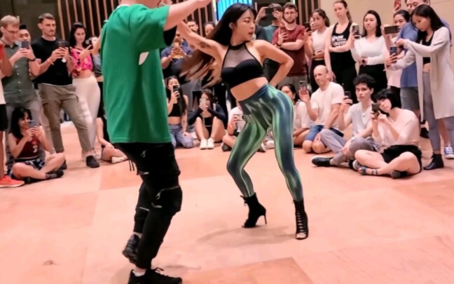 Puma dan Solmi menampilkan bachata di Singapura┃Sensuel People♪