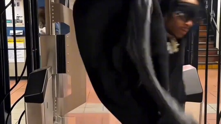 สุดทึ่ง! หนุ่มผิวดำในรถไฟใต้ดินนิวยอร์กใช้ลูกเล่นหลบจ่ายค่าตั๋วได้อย่างเหนือชั้นจนคนอ้าปากค้าง