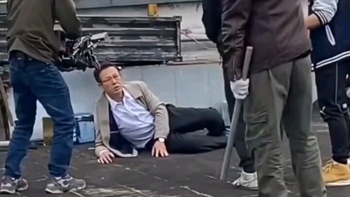 Intense rooftop shoot with Teacher Zhang Songwen from “The Knockout” — his acting is explosive, his 